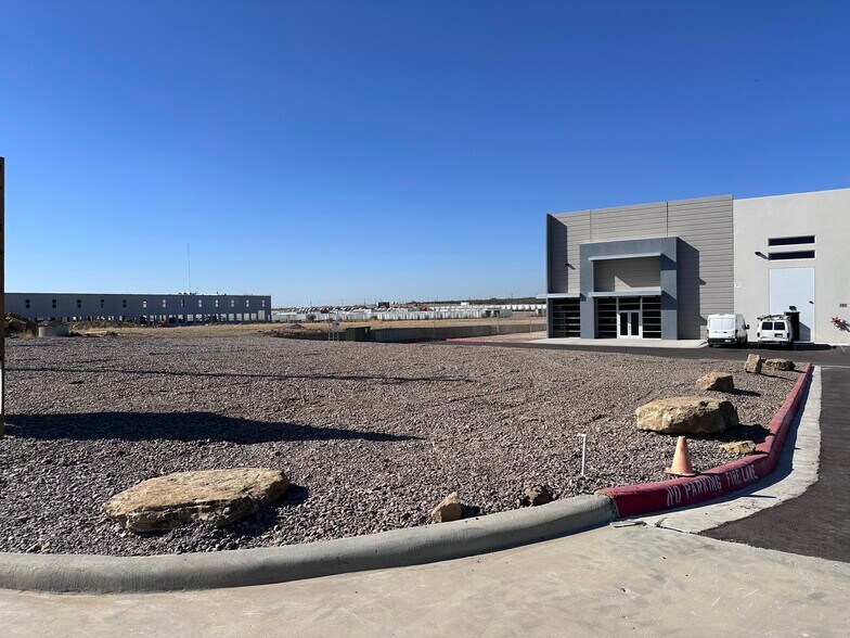 19926 Kraus Lp, Laredo, TX à vendre - Photo du bâtiment - Image 2 de 53