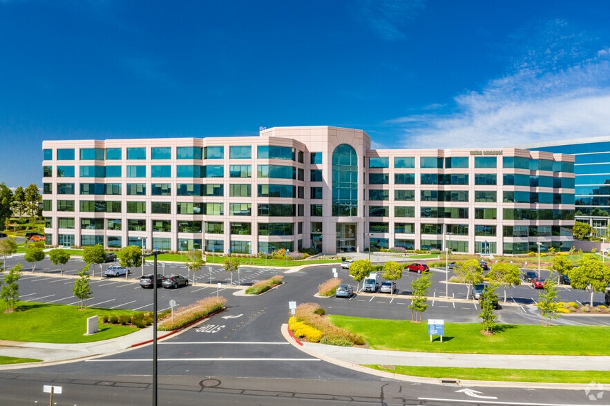 555 Twin Dolphin Dr, Redwood City, CA for lease - Building Photo - Image 3 of 38