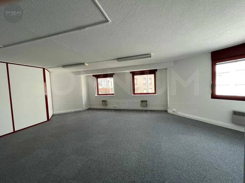 Office in Lyon for lease - Interior Photo - Image 3 of 8