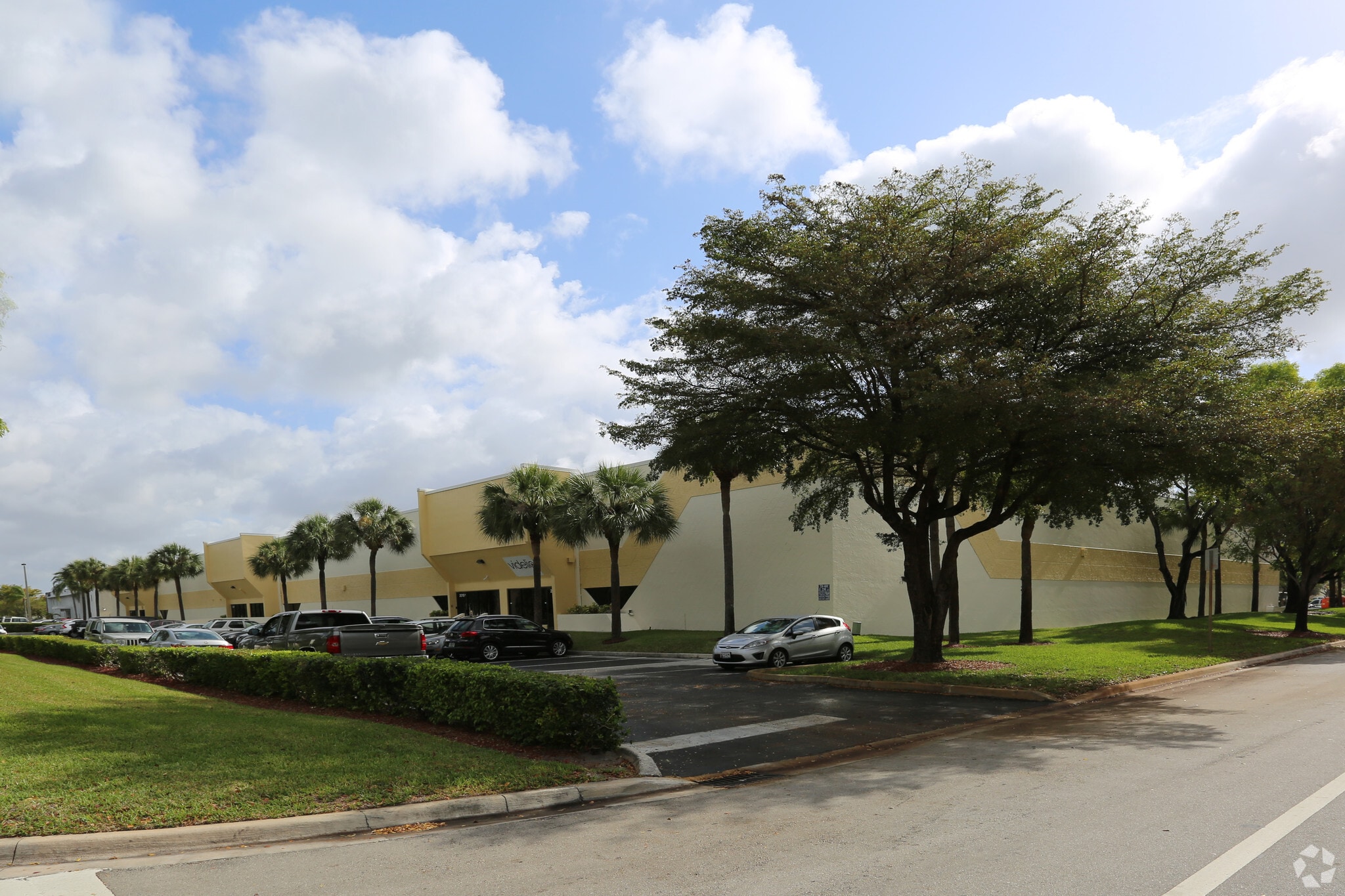 2011-2031 NW 89th Pl, Miami, FL for lease Primary Photo- Image 1 of 19