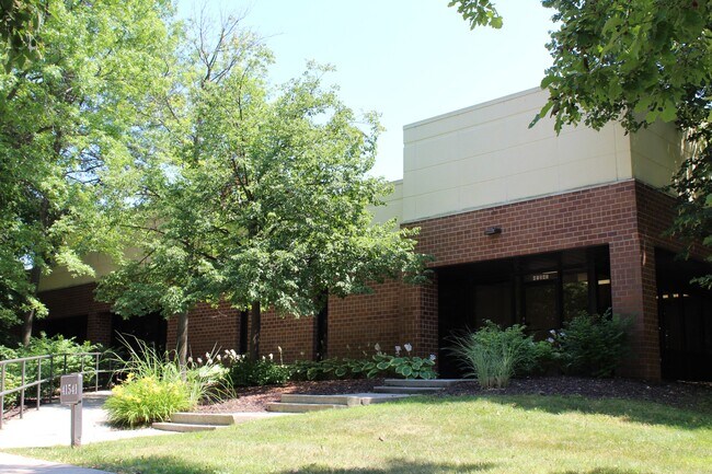 Plus de détails pour 41441-41541 W 11 Mile Rd, Novi, MI - Local d'activités à louer