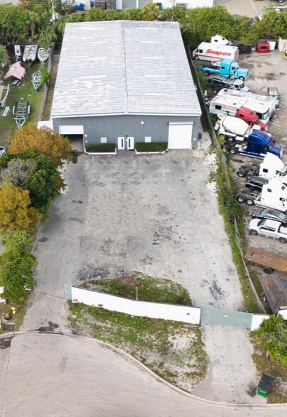 13050 NW 43rd Ave, Opa Locka, FL à louer - Photo du bâtiment - Image 3 de 30