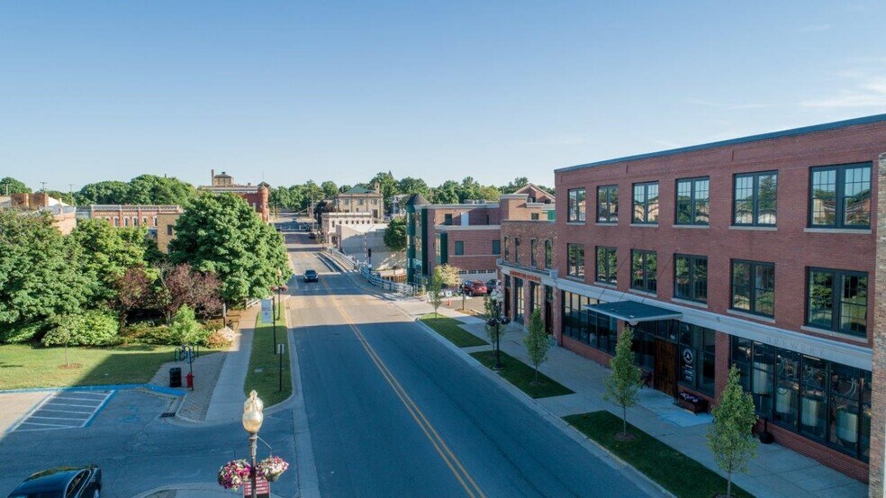 86 Washington St, Manistee, MI à vendre - Photo du bâtiment - Image 2 de 6