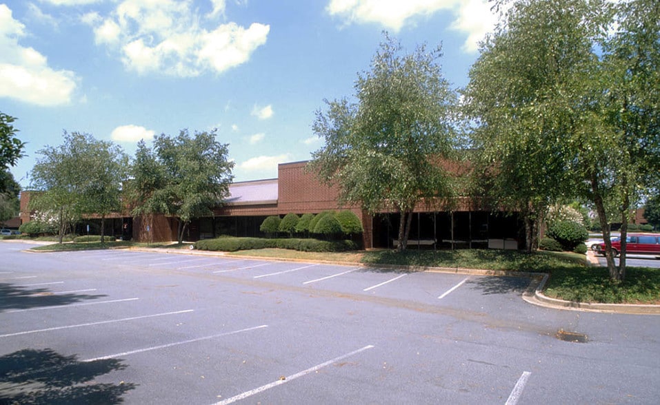 6611 Bay Cir, Peachtree Corners, GA for lease - Building Photo - Image 3 of 8