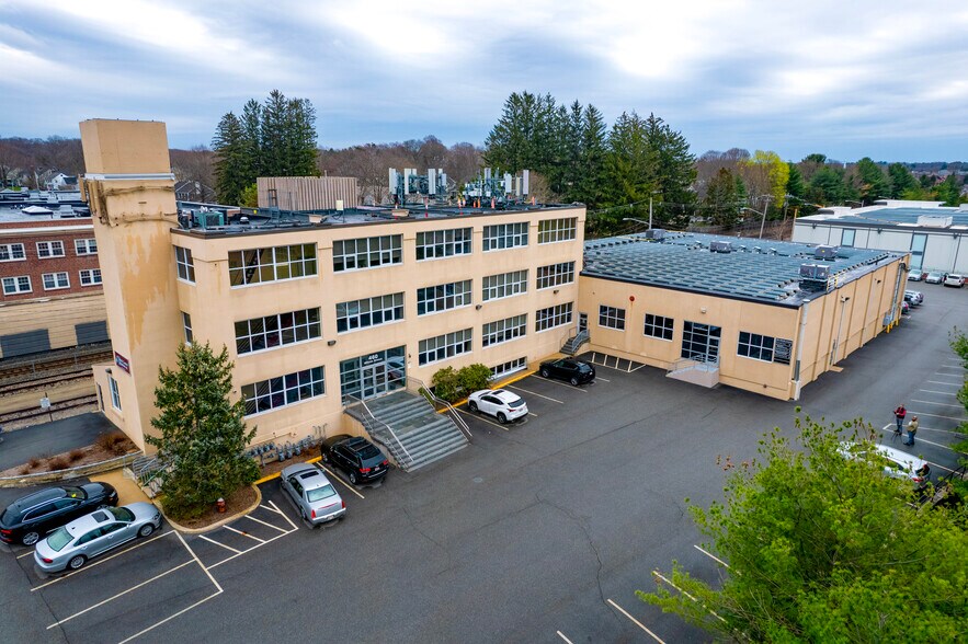 460 Hillside Ave, Needham, MA à louer - Photo du bâtiment - Image 2 de 7
