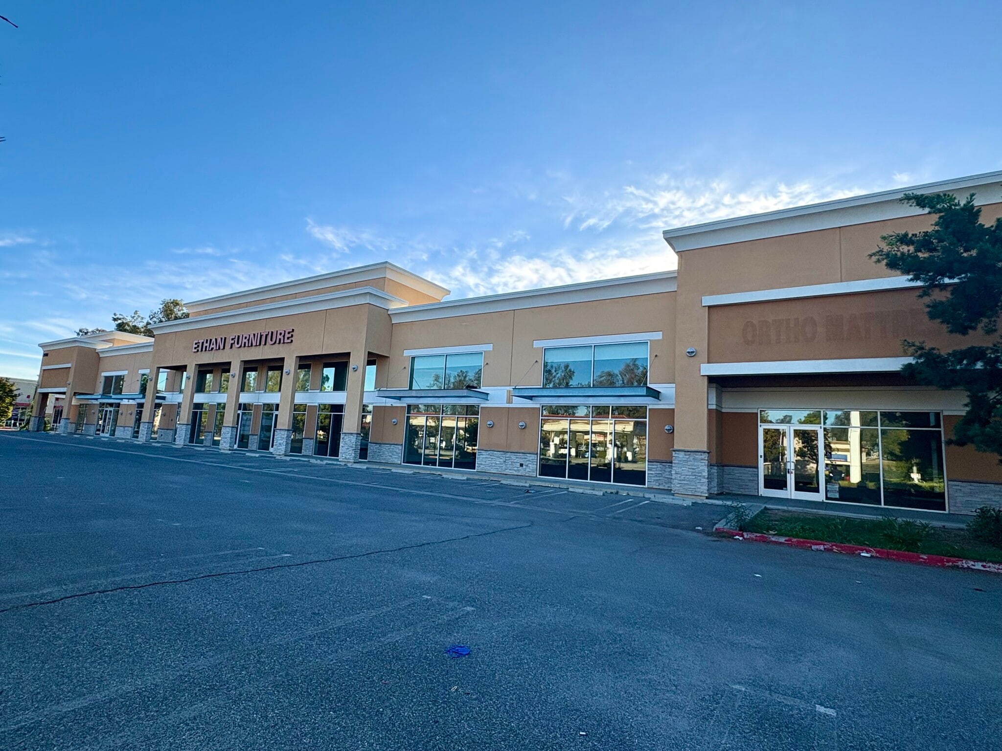 39565 Avenida Acacias, Murrieta, CA à louer Photo du bâtiment- Image 1 de 4