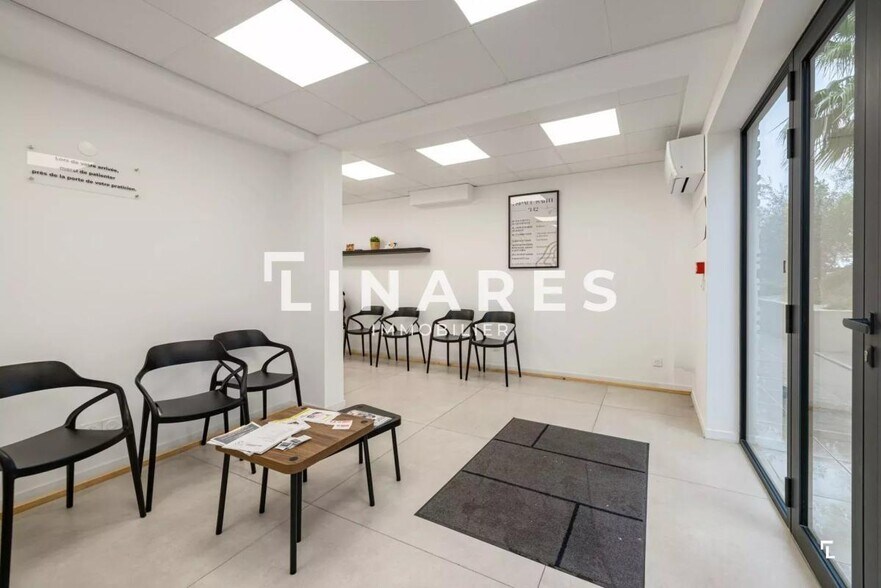 Office in Saint-Cyr-sur-Mer for lease - Interior Photo - Image 2 of 6