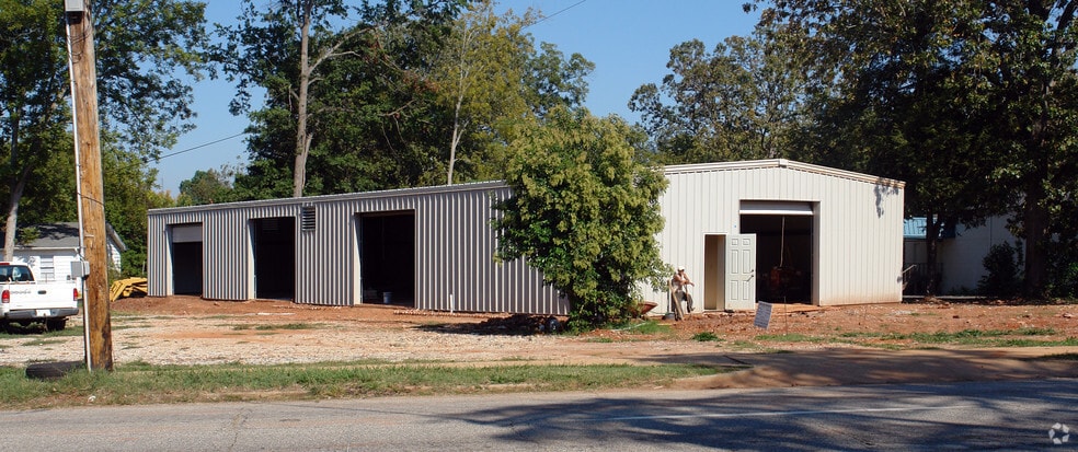 Redevelopment opportunity in Berea portfolio of 2 properties for sale on LoopNet.ca - Building Photo - Image 1 of 3