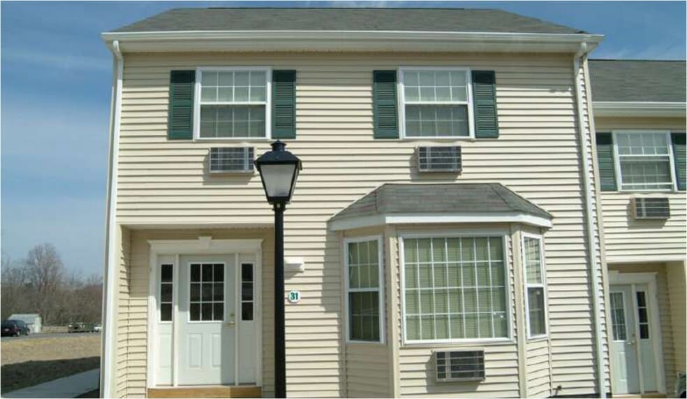 39 Summersweet Dr, Poughkeepsie, NY à vendre - Photo du bâtiment - Image 2 de 4