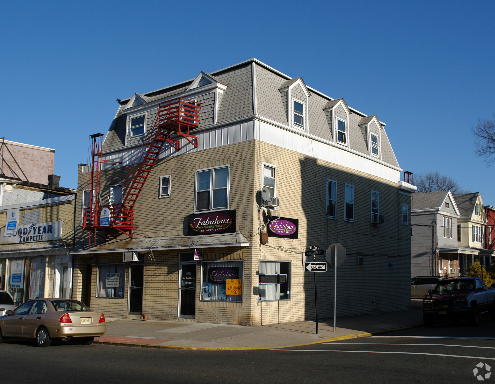 718-724 Broadway Portfolio portefeuille de 3 propriétés à vendre sur LoopNet.ca Photo du b timent- Image 1 de 4