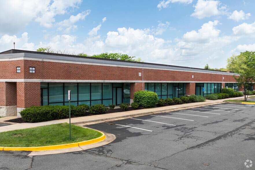 510 Huntmar Park Dr, Herndon, VA à louer - Photo du bâtiment - Image 1 de 1