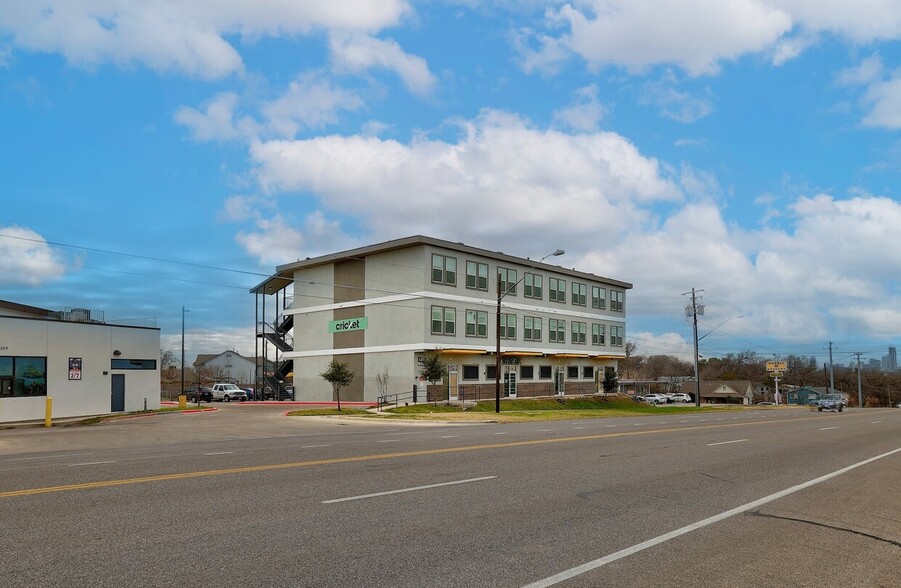 4507 E Martin Luther King Jr Blvd, Austin, TX à vendre - Photo du bâtiment - Image 2 de 10