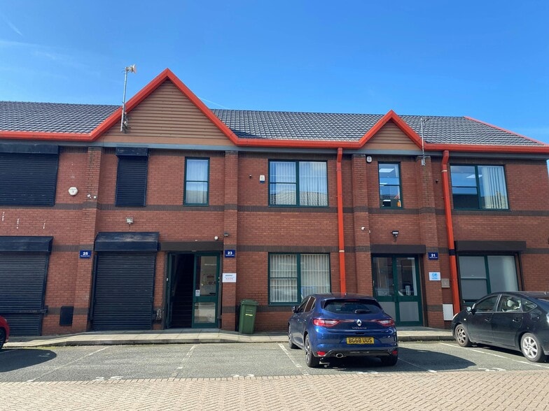 Modwen Rd, Salford à vendre - Photo principale - Image 1 de 11