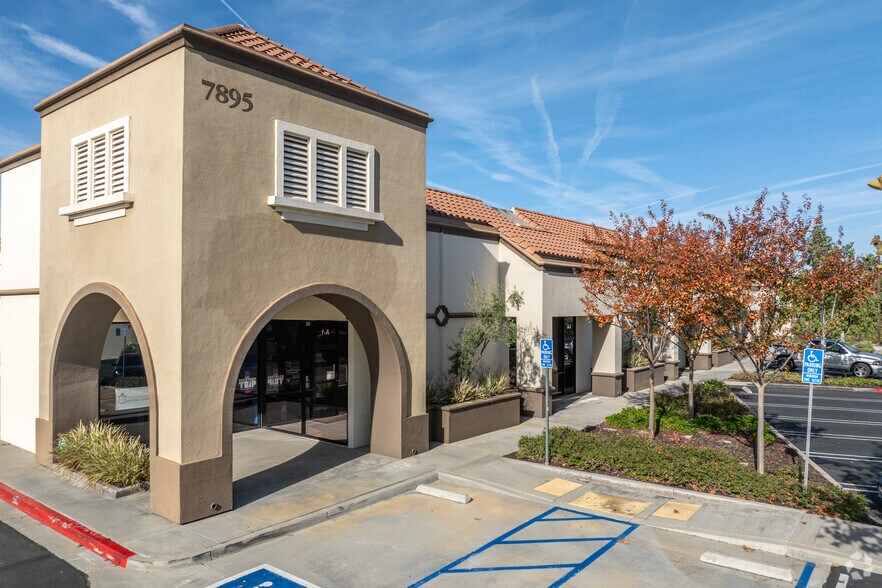 7891 Mission Grove Pky, Riverside, CA à louer - Photo du bâtiment - Image 2 de 10
