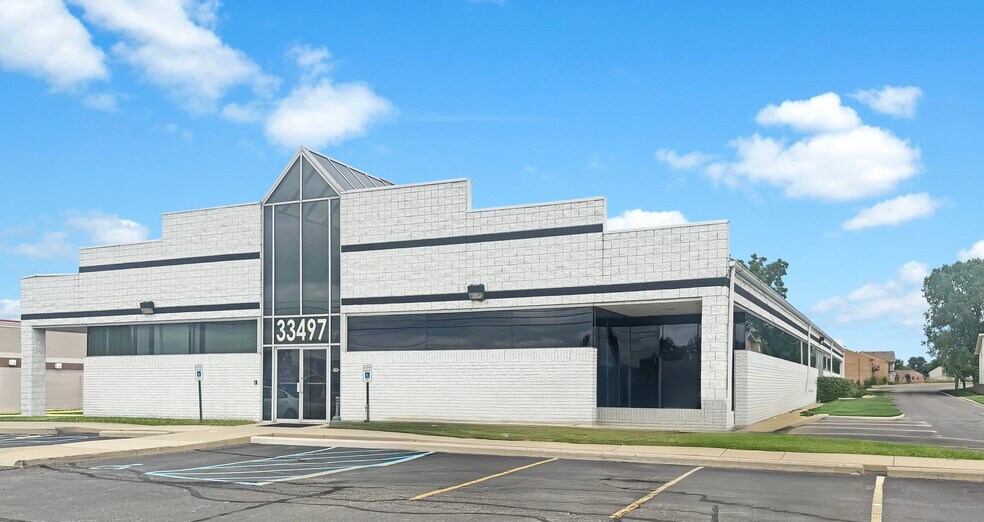 33497 23 Mile Rd, Chesterfield Township, MI à vendre - Photo du bâtiment - Image 2 de 5