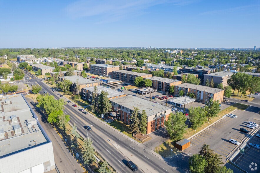 502 58th Ave SW, Calgary, AB à vendre - Aérien - Image 2 de 3