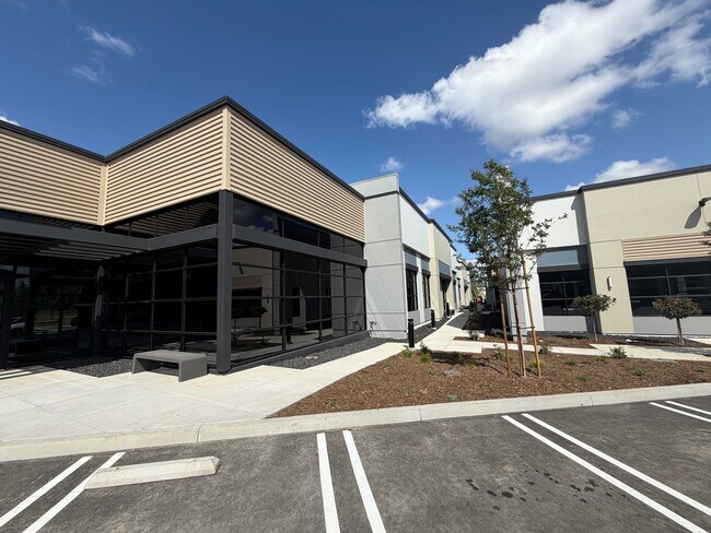 Plus de détails pour 840 Patriot Dr, Moorpark, CA - Bureau à vendre