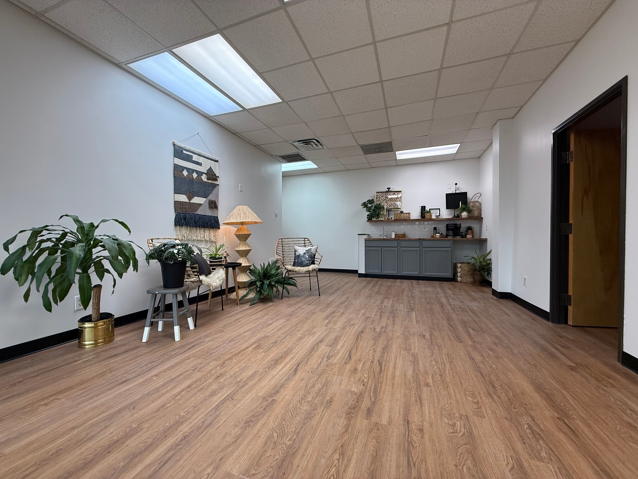 614 S Edmonds Ln, Lewisville, TX for lease Interior Photo- Image 1 of 9