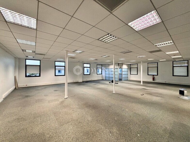 Flex in Créteil for lease - Interior Photo - Image 3 of 11