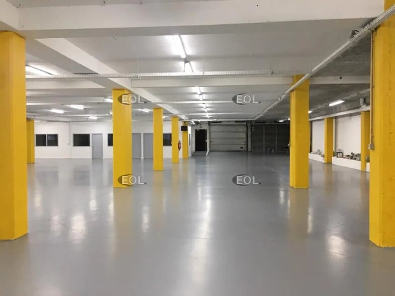 Flex in Créteil for lease - Interior Photo - Image 3 of 5