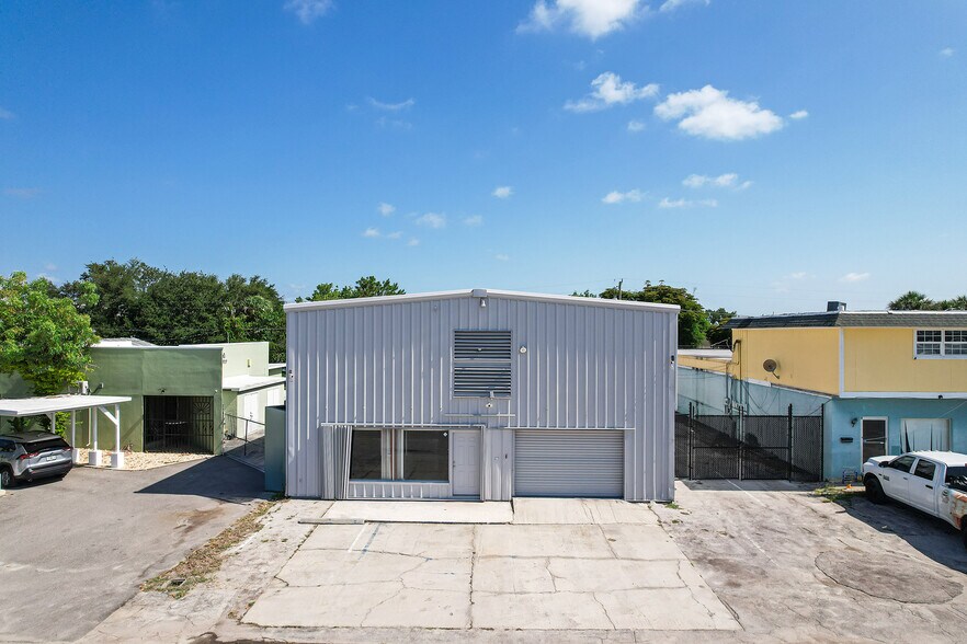 1911 Dana Dr, Fort Myers, FL à vendre - Photo du bâtiment - Image 2 de 18