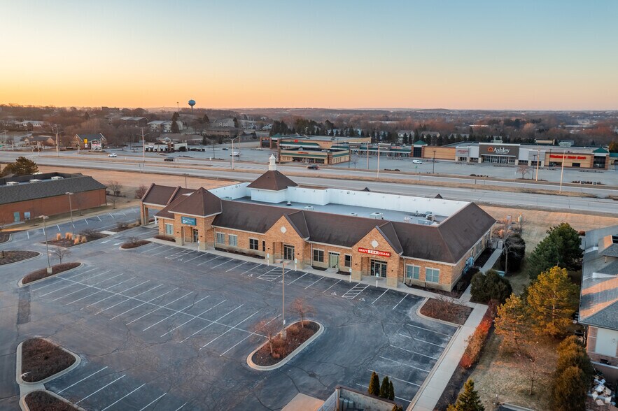 1230 George Towne Dr, Pewaukee, WI à louer - Photo du bâtiment - Image 3 de 10