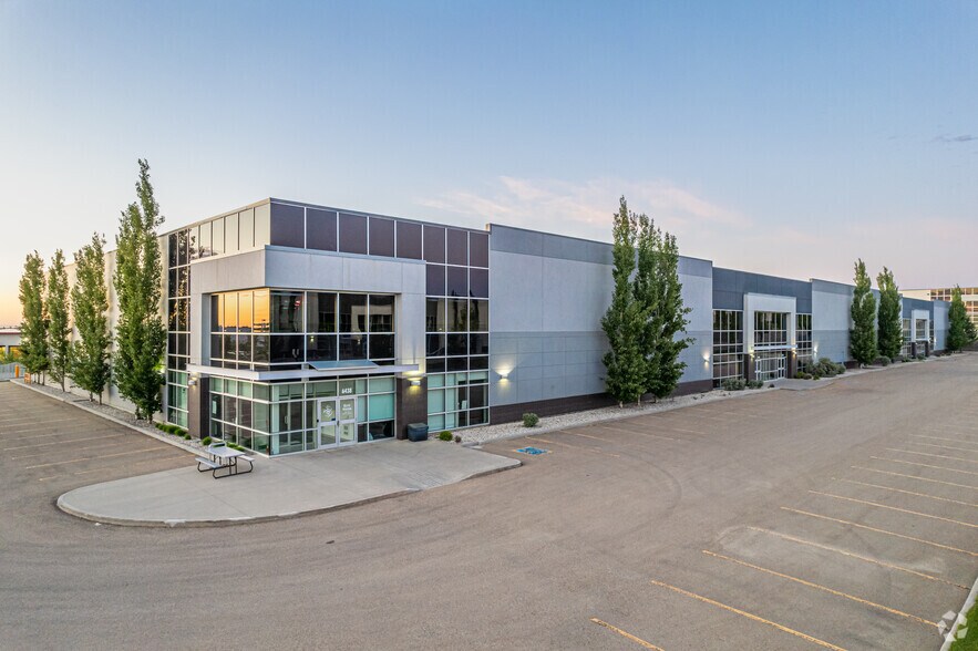 6424-6438 Roper Rd NW, Edmonton, AB à vendre - Photo principale - Image 1 de 1