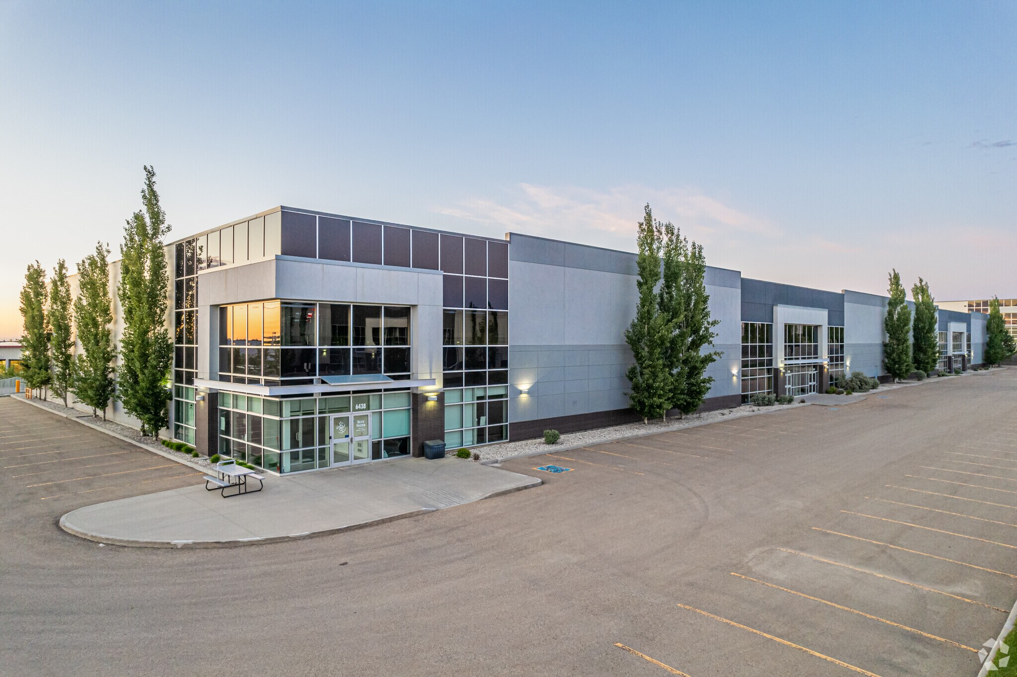 6424-6438 Roper Rd NW, Edmonton, AB à vendre Photo principale- Image 1 de 1