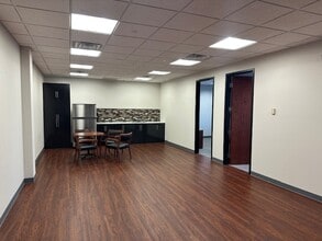 4580 Weaver Pky, Warrenville, IL for lease Interior Photo- Image 1 of 6