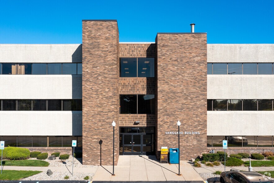 4901 Towne Centre Rd, Saginaw, MI à louer - Photo du bâtiment - Image 2 de 5