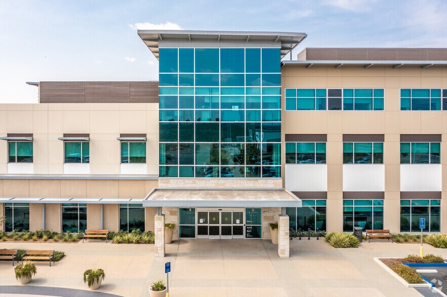 15000 Kensington Park Dr, Tustin, CA à louer - Photo du bâtiment - Image 3 de 4