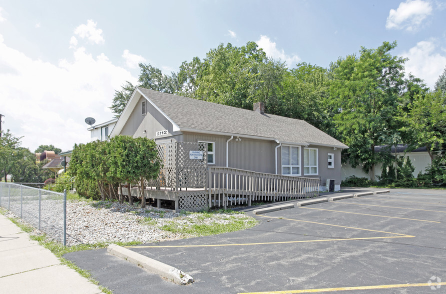 2112 Cass Lake Rd, Keego Harbor, MI for sale - Primary Photo - Image 1 of 26