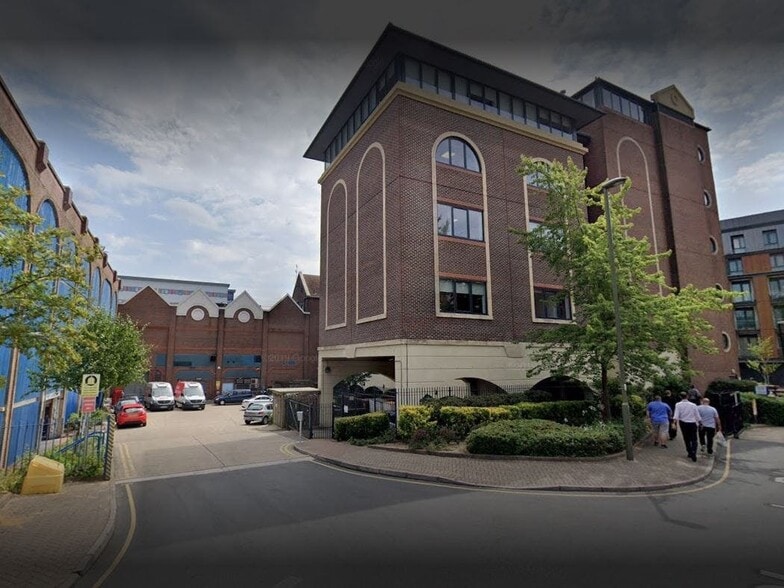 5-7 Queensway, Redhill for sale - Building Photo - Image 2 of 4