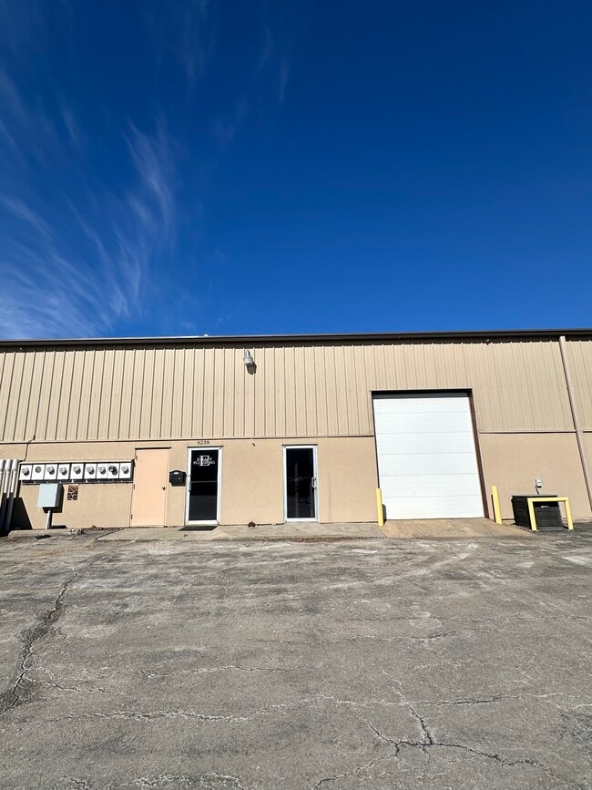 Plus de détails pour 6230-6244 Merriam Dr, Merriam, KS - Industriel à louer