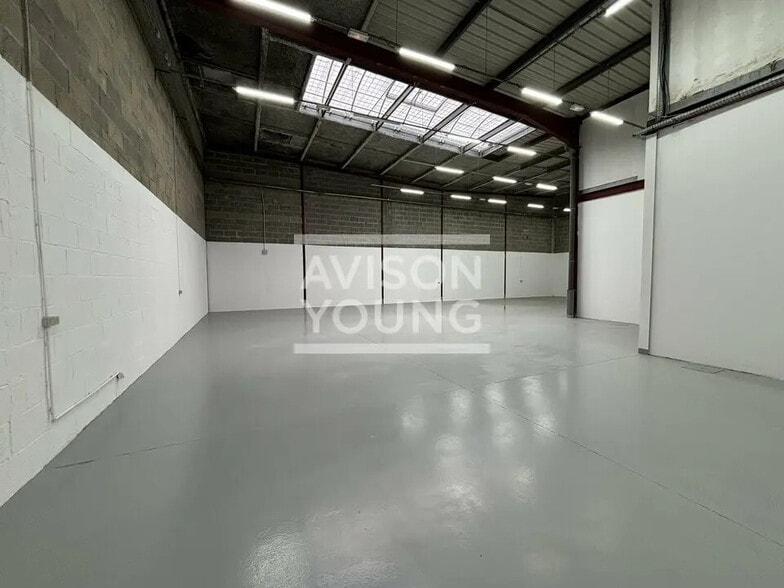 Flex in Le Thillay for lease - Interior Photo - Image 1 of 4