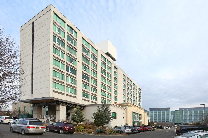 130-30 31st Ave, College Point, NY à louer - Photo du bâtiment - Image 2 de 8