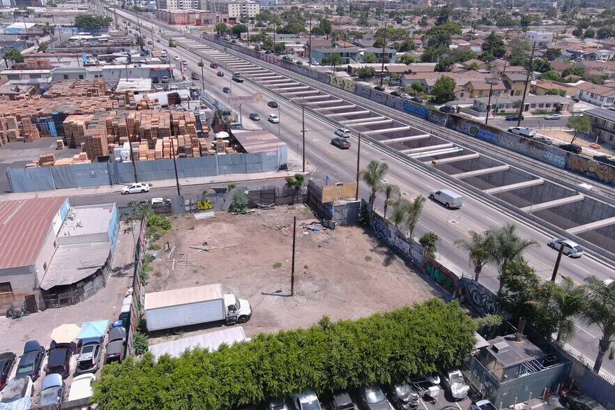 9523 Alameda St, Los Angeles, CA à louer - Photo du bâtiment - Image 3 de 10