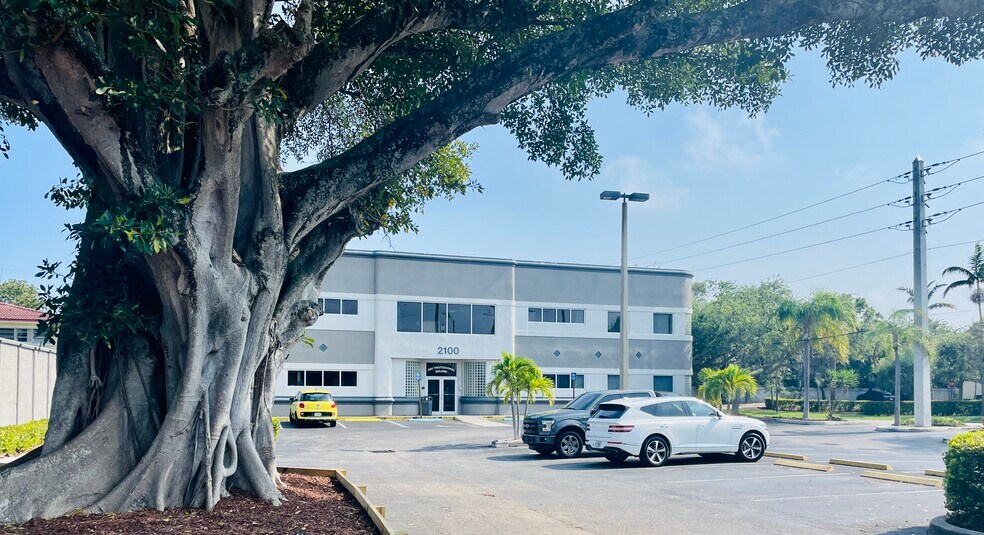 2100 E Sample Rd, Lighthouse Point, FL à louer - Photo du bâtiment - Image 3 de 21