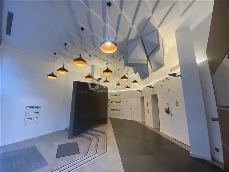 Bureau dans Montigny-le-Bretonneux à louer - Photo du bâtiment - Image 1 de 6