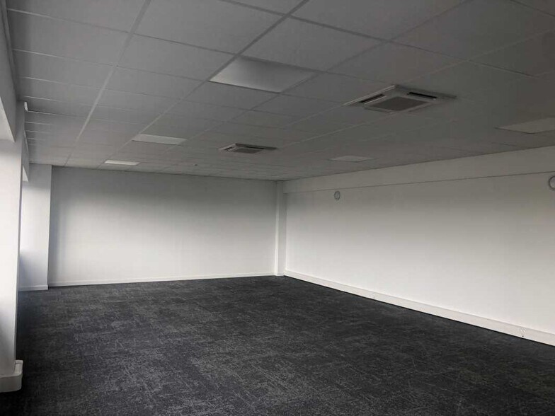 Flex in Roncq for lease - Interior Photo - Image 2 of 5
