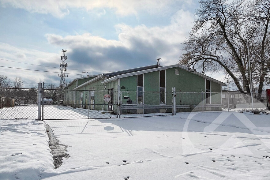 1026 Rankin Dr, Troy, MI for lease - Primary Photo - Image 1 of 1