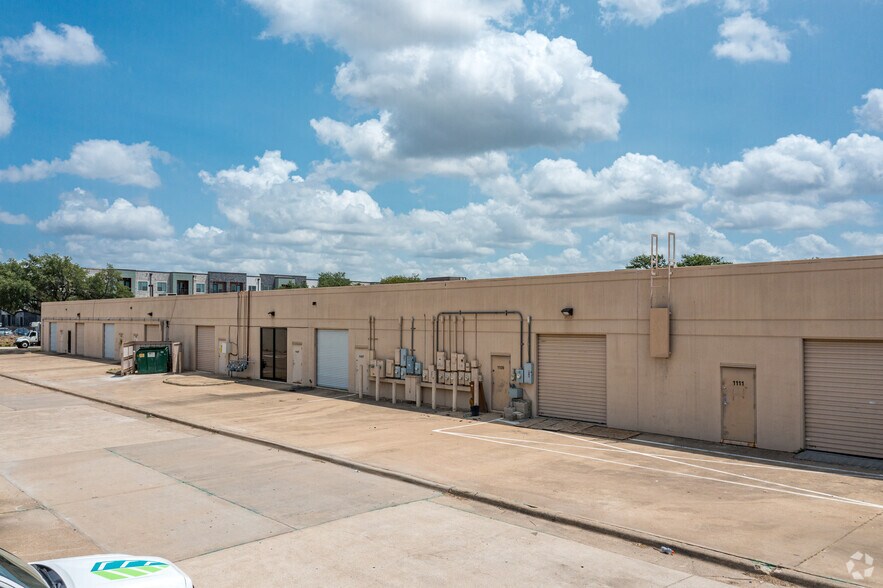 1850 Crown Dr, Dallas, TX à louer - Photo du bâtiment - Image 3 de 10