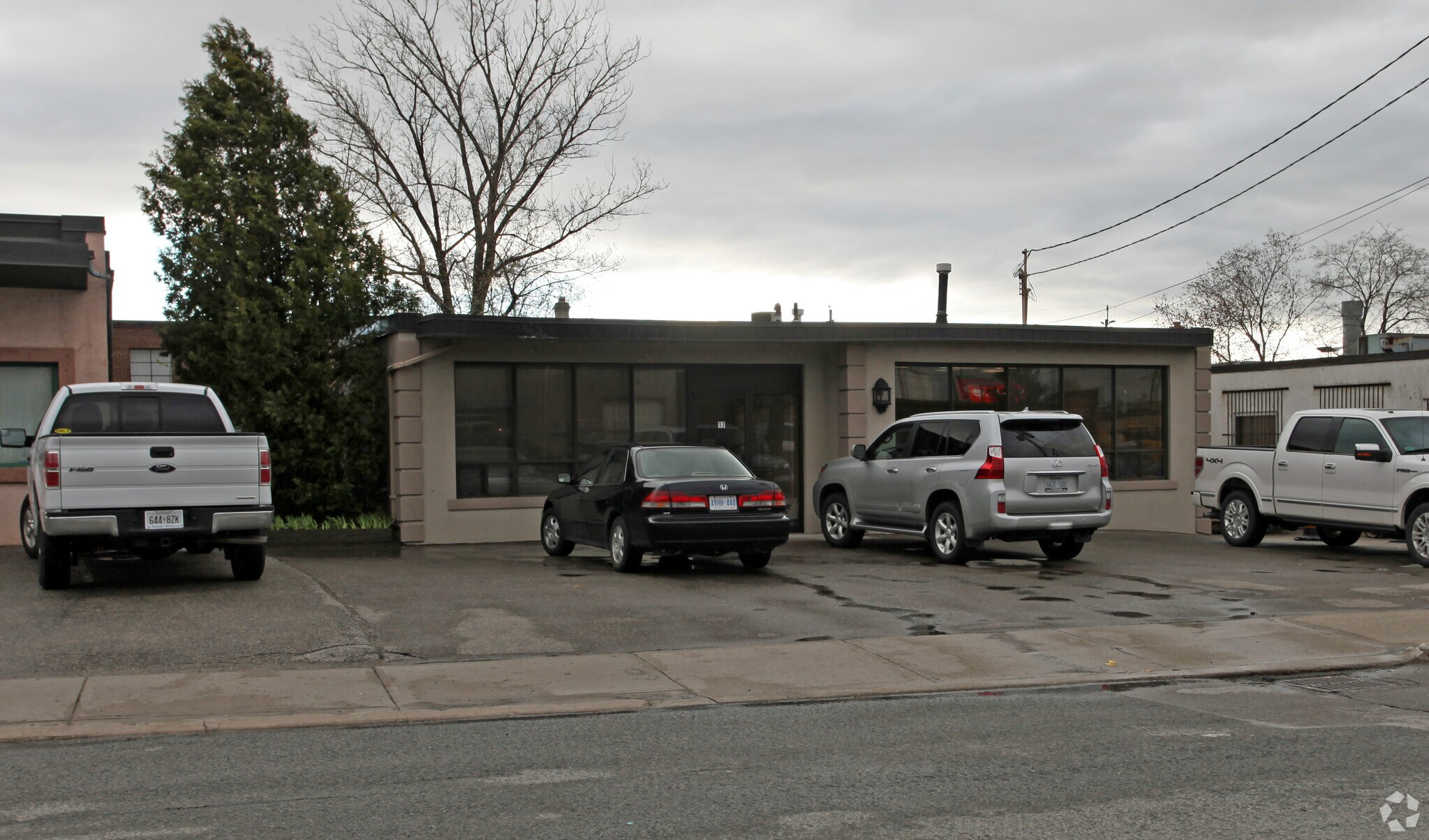 17 Oakland Ave, Toronto, ON à louer Photo principale- Image 1 de 3