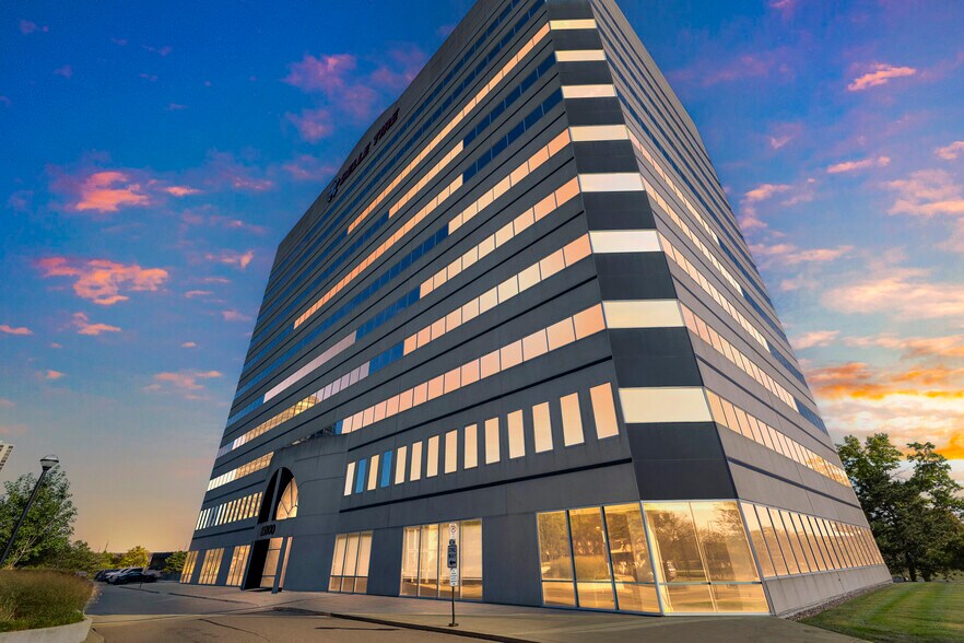 25800 Northwestern Hwy, Southfield, MI à louer - Photo du bâtiment - Image 2 de 9