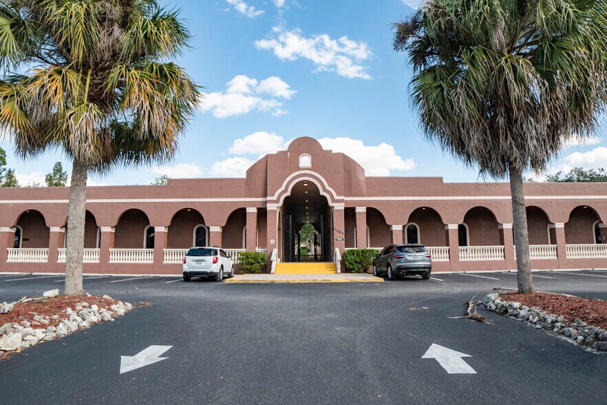 2484 Caring Way, Port Charlotte, FL à louer - Photo du bâtiment - Image 2 de 10