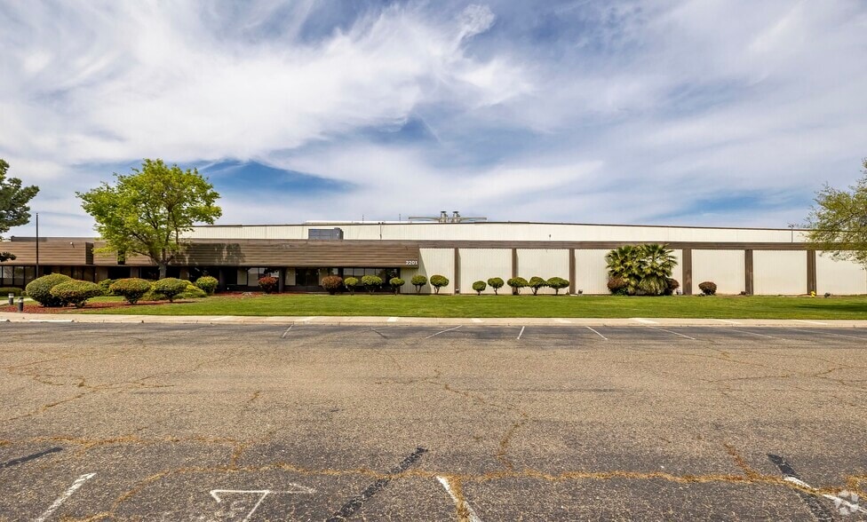 2201 Cooper Ave, Merced, CA for sale - Primary Photo - Image 2 of 17