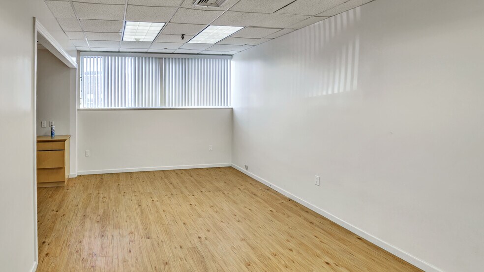 95 Inip Dr, Inwood, NY à louer - Photo intérieure - Image 3 de 5