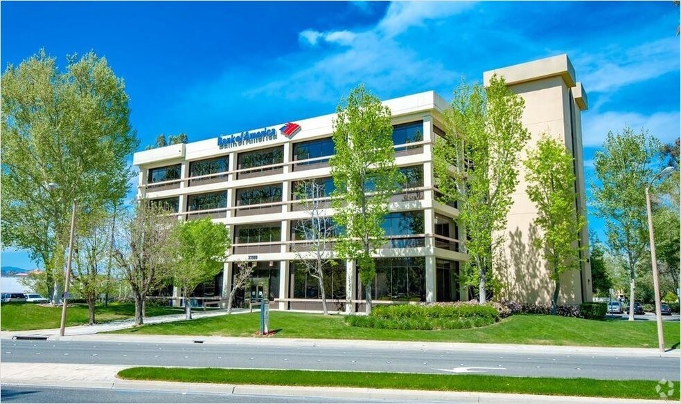 23929 Valencia Blvd, Valencia, CA à louer - Photo du bâtiment - Image 1 de 11