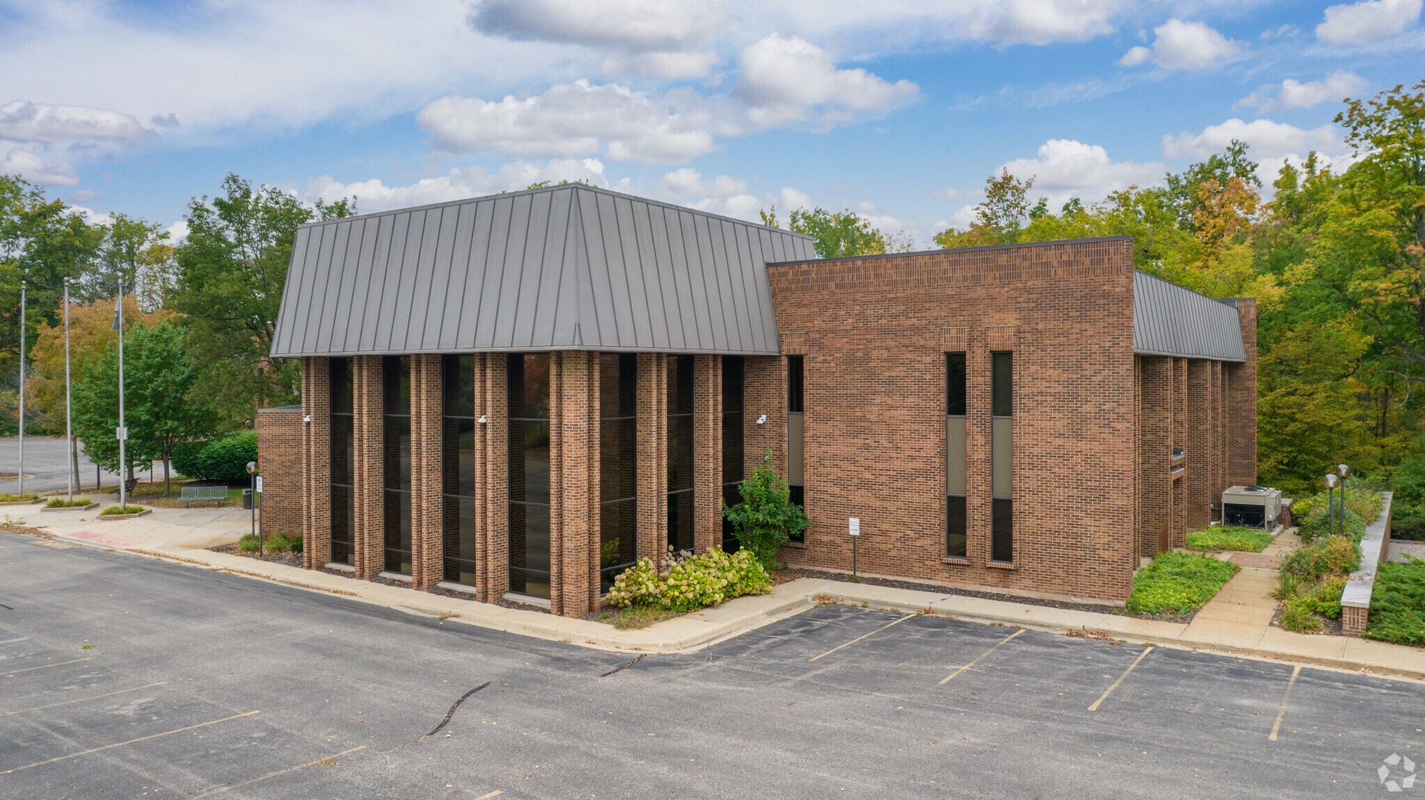 2333 East Beltline Ave SE, Grand Rapids, MI à vendre Photo principale- Image 1 de 4