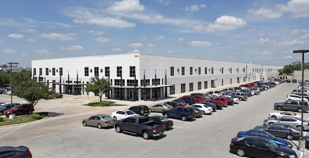 7551 Metro Center Dr, Austin, TX à louer - Photo du bâtiment - Image 3 de 13